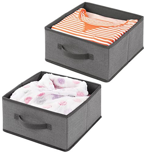 mDesign Aufbewahrungskorb aus Kunstfaser (2 Stück) - Aufbewahrungskorb für den Schrank - Stoffbox mit Griff und offenem Design für Kleidung, Decken und mehr - Dunkelgrau
