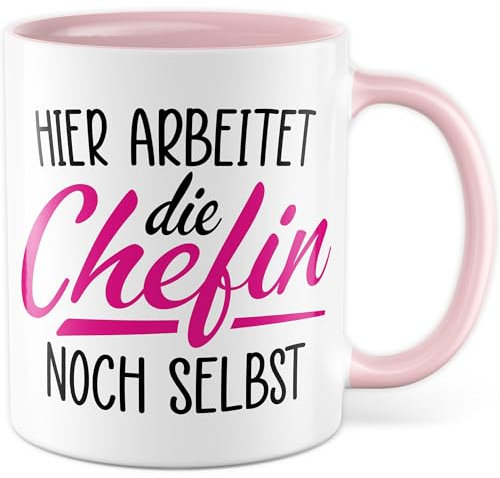 Chefin Tasse mit Spruch - Geschenk Hier arbeitet die Chefin noch selbst - Kaffeetasse 330ml aus Keramik - Chef Büro Geschenke für Frauen Firmenfeier Arbeit Kollegin Kaffee-Becher (Weiß/Rosa)