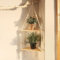 Oriental riverkit Makramee Eckregal zum Aufhängen an der Wand, Schwebende Eckregale mit 2 Etagen Boho Wanddekoration, Rustikales Pflanzenregal aus Holz für Schlafzimmer, Wohnzimmer, Badezimmer (Weiß)