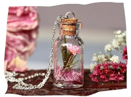 Echte Blumen Kette in Harz nachtleuchtend, Terrarium Kette mit getrockneten Pflanzen, wie ein botanischer Garten der im Dunklen leuchtet