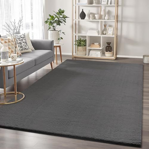 the carpet Cosy – Kuscheliger Fellteppich, Weich & Elegant, Waschbar und Für Fußbodenheizung Geeignet, Öko-Tex Zertifiziert, Hochwertiger Kunstfell Teppich, Anthrazit, 200 x 280 cm