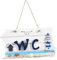 GRIRIW Letrero de Baño Colgante de Madera Tallada Mano Estilo Mediterráneo Placa Decorativa Wc con Diseño de Faro para Decoración de Pared Baños y Aseos