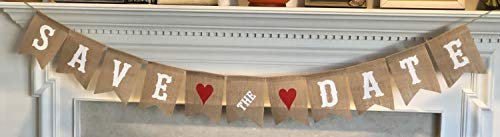 Sackleinen-Banner mit Aufschrift Save The Date, Verlobungsbild, Requisite, Hochzeitsankündigung, fertig zum Aufhängen, Brautparty-Dekoration, weiße Buchstaben und rote Herzen, Girlande von Jolly Jon