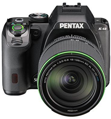 Pentax K-S2 Kit Obiettivo 18-135WR, Sensore CMOS da 20 Megapixel Senza Filtro AA, Display LCD Orientabile da 3, Connettività Wi-Fi ed NFC, Nero