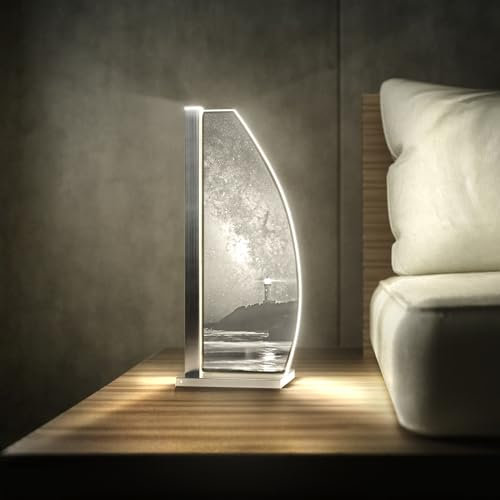 Luverre Tischlampe | LED-Leuchte | Glas-Leuchte mit Gravur für Nachttisch, Kommode, Wohnzimmer | Leuchtturm, Küste, Düne (Milky Way Sentinel, Segel | silber)