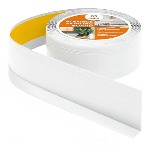 Quest Weichsockelleiste PVC 70x20 mm Dekor gefräst - Weiß, 5 m | Dekorative Abschlussleiste mit Fräsungen, flexibel zuschneidbar, für Küche, Bad & Flur, UV-beständig & wasserabweisend