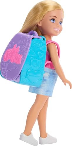 Muñeca Chelsea rubia con mochila para preparar magdalenas de Familia y Amigos de Barbie, mochila que se puede poner con piezas de juego para hornear, JBF46