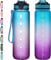 NAVTUE Trinkflasche, 1L Sport-Wasserflasche mit Strohhalm, Zeitmarkierungen, auslaufsicher, Tritan, BPA-frei, Wasserflasche für Schule Radfahren Laufen (1L-Blau Violett)