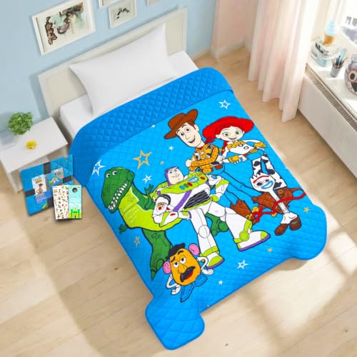 Disney Toy Story Tagesdecke Twin Set für Kinder – Bundle mit Toy Story gesteppter Tagesdecke für Doppelbett plus Aufkleber, mehr | Toy Story Twin Bettwäsche-Set für Jungen