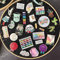 Broche suspendre mur présentoir rangement bijoux support émail boucles d'oreilles collier tableau épingle paillettes avec étoiles, affichage collection d'épingles, cerceau broderie toile/cuir (Noir)