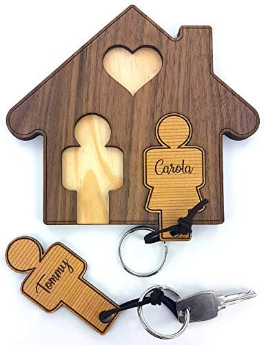 Schlüsselbrett Haus aus Walnuss inkl. Schlüsselanhänger-Set aus Zeder mit Wunschnamen (z.B. Tommy + Carola) / individuelle Gravur/Beschriftung