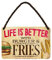 Life is Better with Burger & Fries - Retro Deko Hängeschild mit Kordel und Saugnapf - Dekoration Küche Grillecke Burgerladen - 18x12cm
