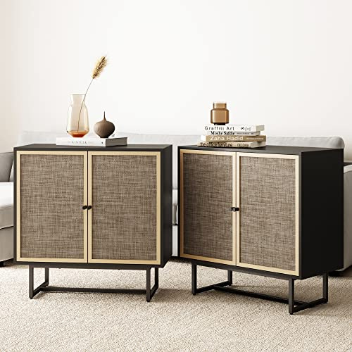 Nathan James Kova Rattan-Holz-Akzent-Sideboard, Aufbewahrungsschrank, TV-Ständer mit mattem Metallrahmen, verstellbaren Regalen und Stangentüren, für Flur, Eingangsbereich oder Wohnzimmer, schwarze