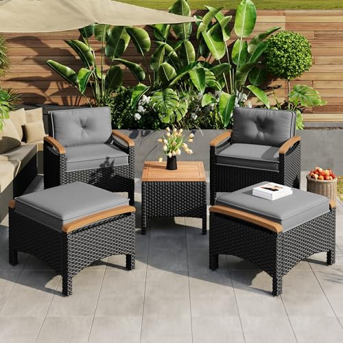 Dolamaní Rattan Sitzgruppe mit 2X Lounge Sessel, 2 Hocker und Tisch, Holz Akazienplatte mit grauen Kissen, Gartenmöbel Set Lounge Klein Outdoor Wetterfest (Grau+Schwarz)