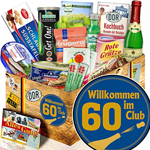 Wilkommen im Club Geschenkset - DDR Präsentkorb 60. Geburtstag Mann & Frau | Ostpaket inklusive DDR Kochbuch, Rotkäppchen Sekt, Spreewaldgurken, Viba Nougat und weiteren Kult-Spezialitäten