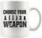 Taza de cerámica con texto en inglés Choose Your Weapon Ches Gifts - Taza de cerámica de 325 ml, color blanco