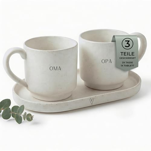 HerzHolzPapier® Keramiktablett mit Steingut Kaffeetassen Set OMA OPA | Stapelbar, 2×300 ml, matt, pastellweiß gesprenkelt