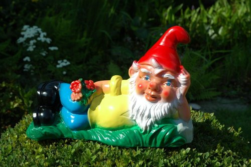 Frankenland Design Gartenzwerg mit Blumen, liegend, ca. 37 cm lang, PVC