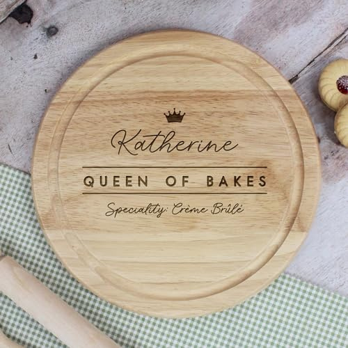 eBuyGB Personalised Queen of Bakes Cake Presentation Board, Wooden Cutting Board, Baking Gift Cake Stand, Cooking Kitchen Gift for Her (Round)