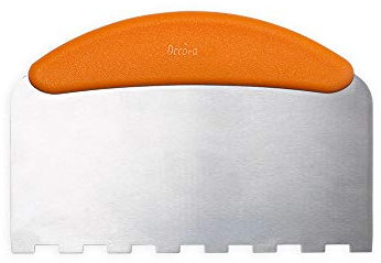 Decora 0271027 Spatola Inox Dentellata 22,5 X 11 Cm, con lama in acciaio inox con un comodo manico ergonomico e antiscivolo. Lama lunga oltre 20 cm adatta anche a torte molte alte.