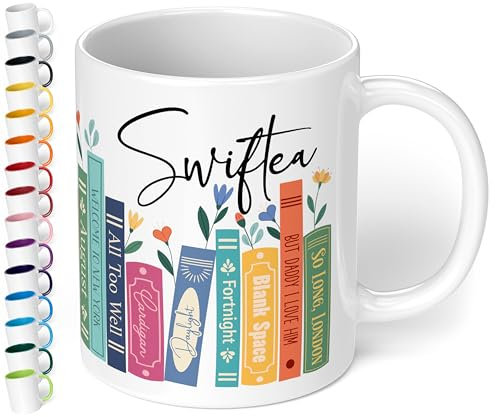 Geschenk für Musik-Fans: Kaffeetasse Bücherregal mit Best of Albums „Swiftea“ – Geschenkidee für Sänger- & Musikliebhaber - Keramik, ca. 330ml, Weiß