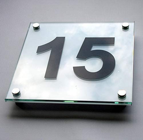 Hausnummer | Hausnummernschild | Türschild | Straßenschild | Fassadenschild |auf Glas inkl. personalisierte Beschriftung und Edelstahl-Abstandshaltern(15 x 15 cm)