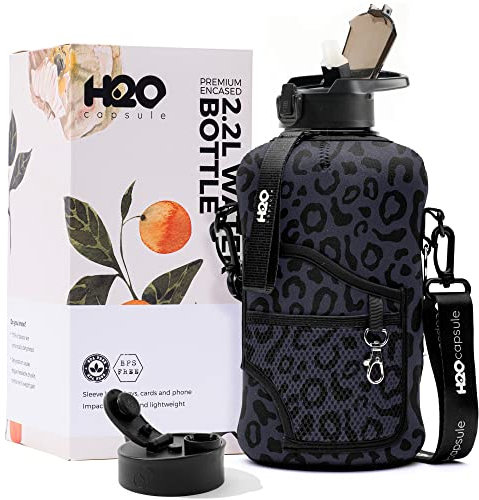 H2O Capsule Bouteille d'eau de 2,2 l avec manchon de rangement et paille amovible – Grand récipient réutilisable sans BPA avec poignée – Grande carafe de sport, 2,2 litres, léopard noir