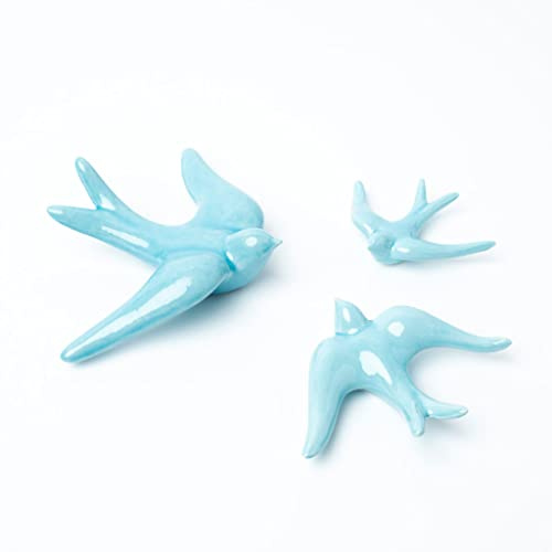 Set mit 3 Schwalben aus Keramik für Wand- und Heimdekoration. Hängende Ornamente, handgefertigt aus Keramik. Packung mit dekorativen Wandschwalben in hellblauer Farbe