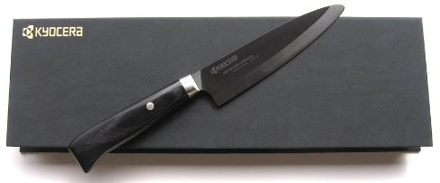 Kyocera JPN-130 - Coltello da prosciutto in ceramica, lama 13 cm, manico in legno di Pakka, con protezione lama