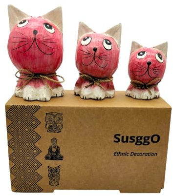 SusggO Set di 3 gatti in legno. Gatti in legno, prodotto artigianale, decorazione, intagliati a mano, portafortuna, idea artistica, decorazione per mobili (Rosa con dettagli bianchi GRB)