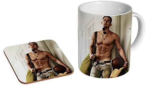 Kaffeebecher mit Untersetzer und Aufschrift „Channing Tatum Body Awesome“