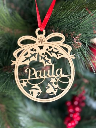 C&P Bola de Navidad Personalizada con Nombre de Madera Muérdago. Regalo Original Personalizado con Nombre. Adorno árbol de Navidad.Cordel de Raso Rojo Incluido (Pack 1)
