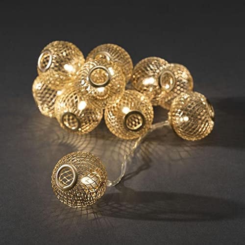 Konstsmide LED Dekolichterkette, goldfarbene Metallkugeln, 10 warm weiße Dioden, batteriebetrieben, Innen, transparentes Kabel, 3 x AA 1.5V (exkl.) - 3145-803