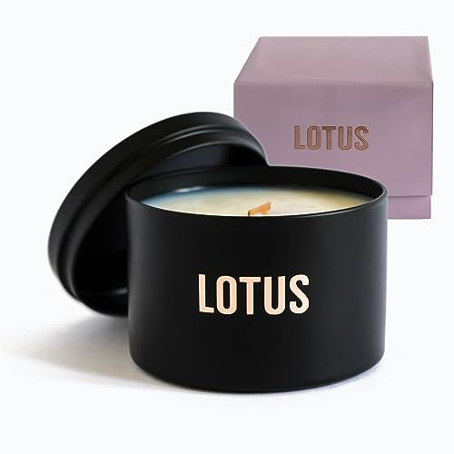 LOTUS | Duftkerze aus Sojawachs (200g). Vegane Kerze mit Holzdocht in Dosen – Handgefertigte Sojawachs Kerze mit verführerischem Duft (Rose)