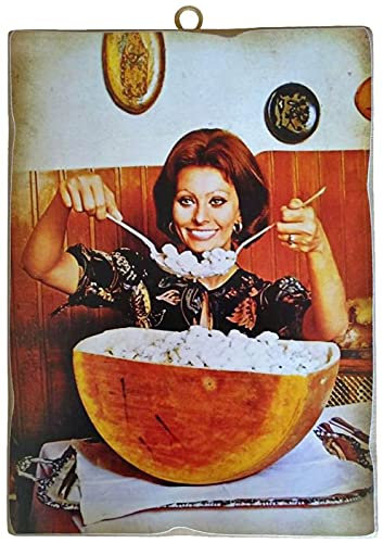 Cuadro de estilo vintage con actores italianos famosos en la cocina con mozzarelle Sophia Loren. Impresión sobre madera para decoración de restaurantes, pizzerías, bares, hoteles