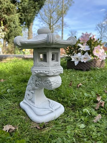 FABRIQ ISHI-Doro Japanishe Lampe, Steinlanterne im japanischen Stil mit kunstvollem Muster auf eleganter Basis, Steinfigur, Japanishe Pagode, Frostbeständig bis -30°C