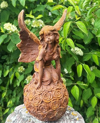 STEINFIGURENWELT GIEBEN Gusseisen Skulptur Elfe auf Rosenkugel hockend 31cm Gusseisen Figur Deko Vintage Eisenguss mit Rostpatina Gartenfigur Gartenskulptur Fee Edelrost Wetterfest