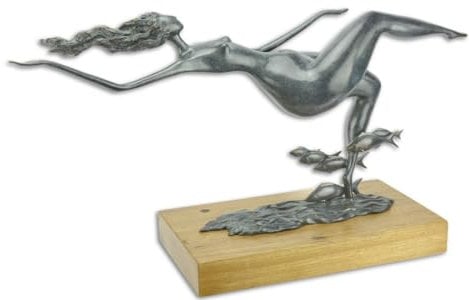 Casa Padrino Designer Bronzefigur schwimmende Frau mit Fischen Blau/Gold/Naturfarben 67 x 20,8 x H. 35,6 cm - Luxus Deko Bronze Skulptur mit Holzsockel