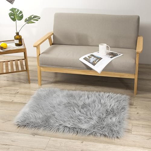 Teppich Wölkchen – Flauschiger Hochflor-Teppich Schlafzimmer - Schaffell Kunstfell Lammfell - Bettvorleger & Läufer - weicher Fellteppich - Rutschfester Kleiner Teppich - Grau - 60x90 cm