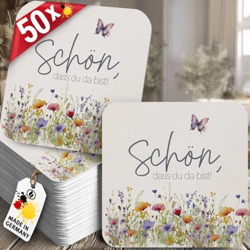 50 Bierdeckel 'Schön, DASS du da bist' – Florale Wildblumen & Schmetterlinge, quadratisch, Tischdeko & Gastgeschenk für Hochzeit, Geburtstag, Party – Made in Germany