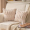 Mandioo 2er Set Beige Boho gestreiften dekorativen Kissenbezüge 50x50cm Flauschiges Wurfkissenbezug aus künstlichem Kaninchenfell Velvet Kissenhüllen Kopfkissenbezug Sofa Couch Bett Wohnzimmer