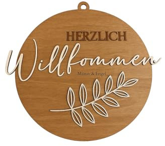Kunstmanufaktur Engel Türschild aus Holz Herzlich Willkommen Gravur, 23 x 24,5 cm, mit Name & Blattmotiv Graviertes Willkommensschild für Haustür, Eingang, Geschenk zum Einzug & Hochzeit Handmade Deko