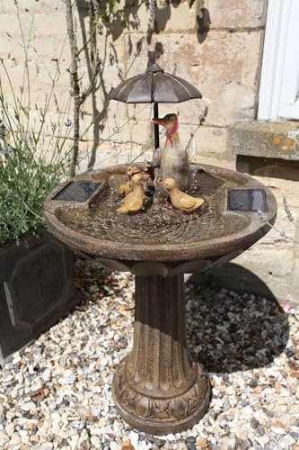 Garden Mile Solar Powered Duck Family Umbrella Water Fountain Garden Water Feature Ornamental Fountain Bird Bath for Patio Energy Efficient Resin Solar Water Feature
