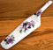 Pelle à gâteau en porcelaine fine décorée à la main au Royaume-Uni