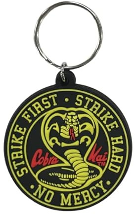 Cobra Kai Gummi-Schlüsselanhänger – Strike First, Strike Hard, No Mercy