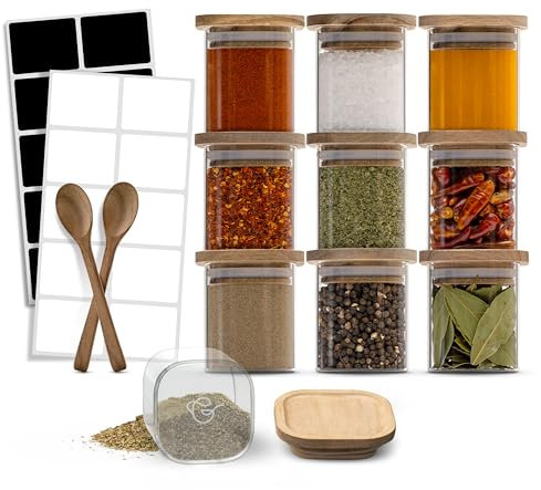 Gustoa Gewürzgläser Set 150 ml -10-teilige Vorratsgläser mit Deckel aus Nachhaltigem Akazienholz inkl. 2 Löffel und Etiketten - Inspirierende Gewürzgläser eckig mit Lasergravur für Koch Begeisterte