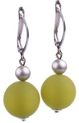 Ohrring Mara, leichte Klappbrisur mit einer Polaris- und einer metallic lackierten Acrylperle in vielen attraktiven Farben, handgefertigt von Adi-Modeschmuck in Berlin (Oliv)
