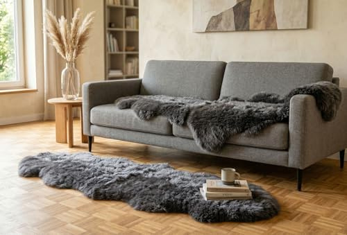 Kuhfelle Online & Nomad Island LAMMFELL Teppich DOPPELFELL 180 x 60 cm BETTVORLEGER KURZWOLLIG Fell Teppich AUS 2 ECHTEN Island LAMMFELLEN (Dunkelgrau)