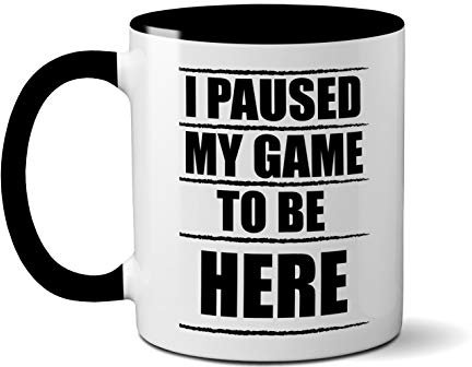 Taza con texto en inglés I Paused My Game to Be Here – Taza de café té – regalo – Xbox PS4 Gaming Videojuegos – Divertida novedad – Cumpleaños Navidad (mango negro Prime)