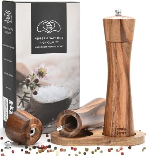 FAMILY STORIES Juego de molinillo de sal y pimienta 2 piezas (altura 21 cm) de madera de acacia con soporte en caja de regalo | Molinillo manual con rotor de molienda de cerámica ajustable